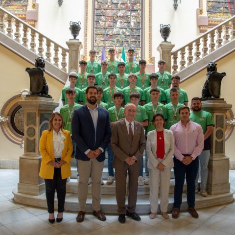 El Alcalde de Málaga recibe al cadete masculino de balonmano de Fundación Victoria